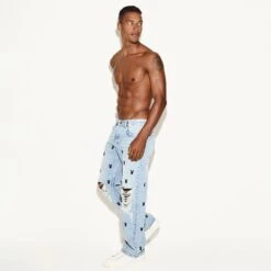 The Straight Leg Jean Light Wash -Fashion Clothing Store 09M 536980 6860115050593 STRAIGHT LEG JEAN MENS LIGHT WASH 22222 WEBSIZE d911ff1a ad99 4370 bb6a b8856c14d0d6